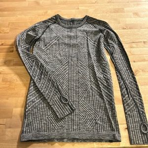 Lululemon rest less pull over, size 6